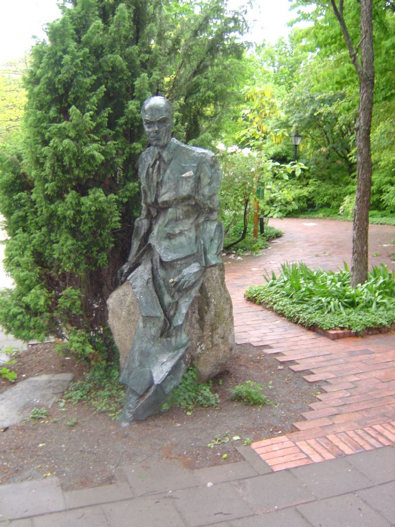 Fridegårdstatyn vid Fridegårdsparken i försommarskrud.