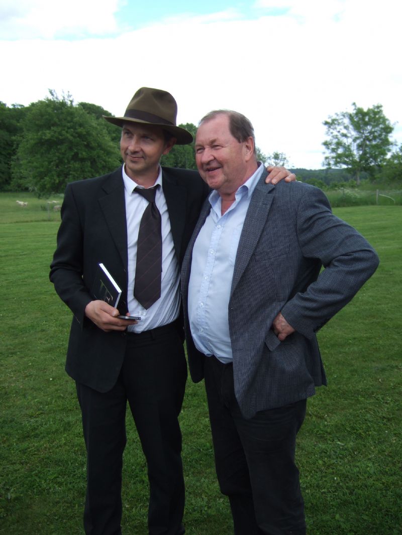 Roy Andersson hälsar på Jan Fridegård i skepnad av skådespelaren Johan Jansson som framförde monologen som är en av de texter som Therese Söderberg dramatiserat. Biskops-Arnö den 14 juni 2012.