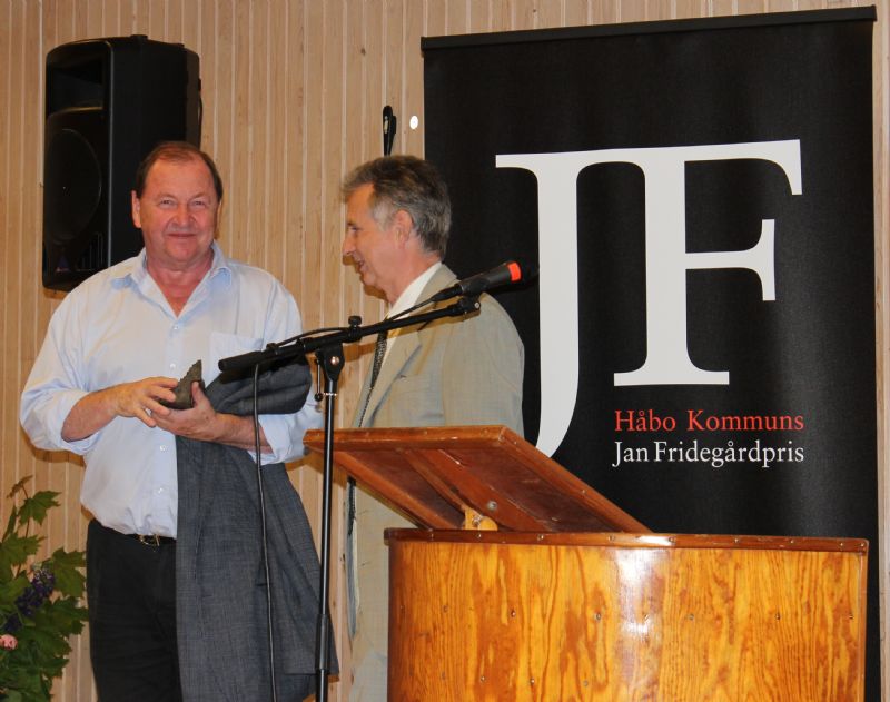 Bildningsnämndens ordförande Werner Schubert överlämnar Håbo kommuns Jan Fridegårdspris på Biskops-Arnö den 14 juni 2012