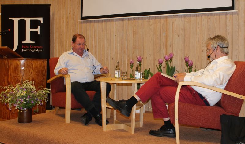 Roy Andersson och juryns ordförande Jan Wolf-Watz samtalar om Roys konstnärsskap vid prisutdelningen den 14 juni 2012.